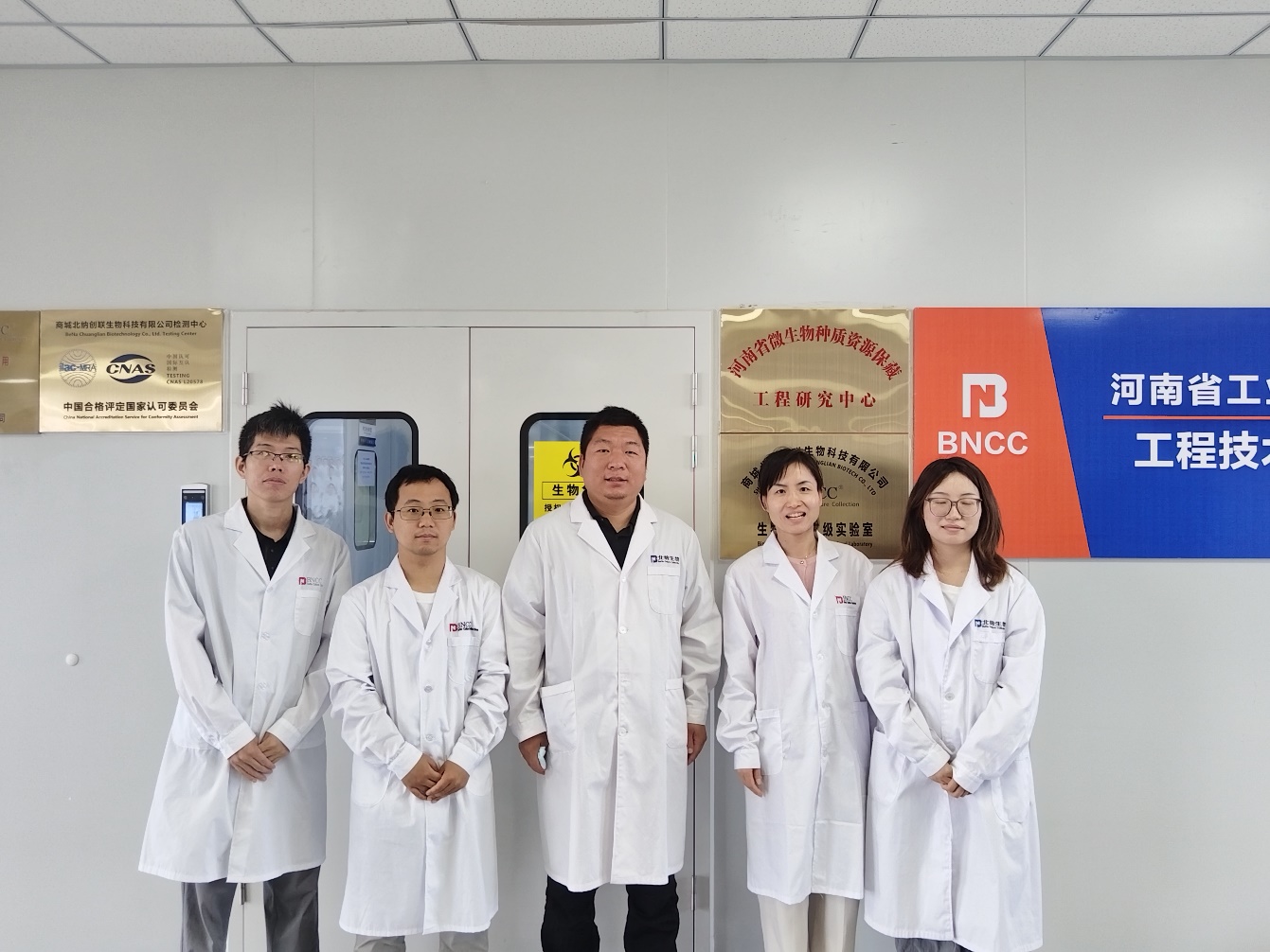 图片包含 人, 室内, 男人, 对着AI 生成的内容可能不正确。