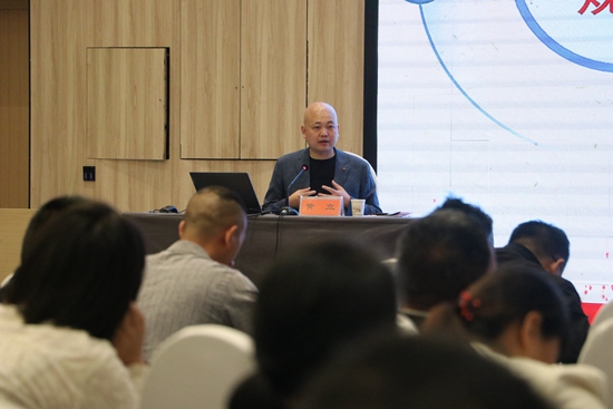 增强扛旗意识 推进中国式乡村振兴 beat365在线平台官网副校长黄立为百名农民学员授课