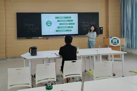 人在厨房里AI 生成的内容可能不正确。