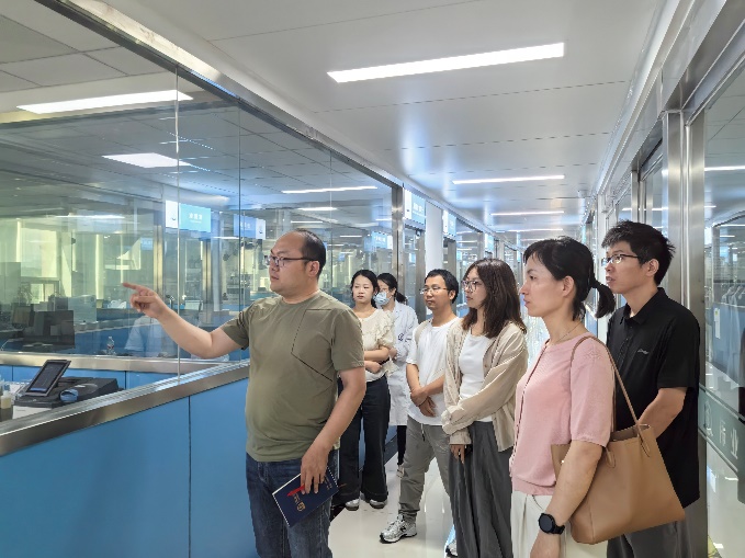 一群男人和女人站在室内AI 生成的内容可能不正确。